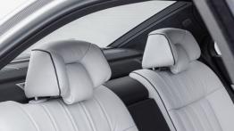 Mercedes E 350 4MATIC Facelifting - zagłówki na tylnych fotelach