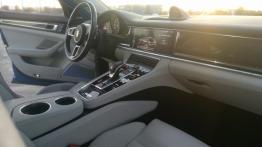 Porsche Panamera E-Hybrid Sport Turismo - galeria redakcyjna - widok ogólny wn?trza z przodu