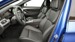 BMW M5 F10 Facelifting (2014) - widok ogólny wnętrza z przodu