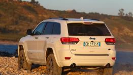 Jeep Grand Cherokee IV Facelifting (2014) Overland - widok z tyłu