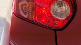 Nissan Juke 1.5 dCi (2013) - lewy tylny reflektor - włączony