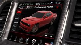 Dodge Challenger SRT Hellcat (2015) - ekran systemu multimedialnego