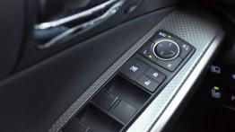 Lexus IS III Sedan 300h 223KM - galeria redakcyjna - sterowanie w drzwiach