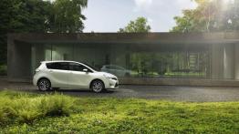 Toyota Verso Facelifting - prawy bok