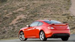 Hyundai Genesis Coupe - tył - reflektory włączone