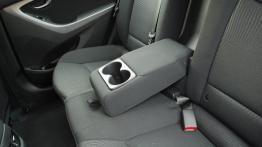 Hyundai Elantra V Facelifting - galeria redakcyjna - podłokietnik tylny