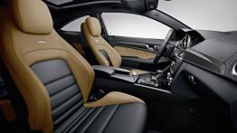 Mercedes C63 AMG Coupe 2012 - widok ogólny wnętrza z przodu