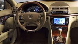 Mercedes Klasa E 2006 - kokpit