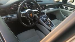 Porsche Panamera E-Hybrid Sport Turismo - galeria redakcyjna - widok ogólny wnętrza z przodu