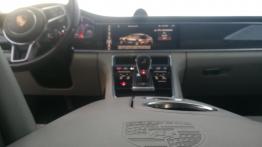 Porsche Panamera E-Hybrid Sport Turismo - galeria redakcyjna - widok ogólny wn?trza z przodu