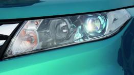 Suzuki Vitara 2015 - lewy przedni reflektor - włączony