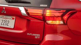 Mitsubishi Outlander III Facelifting (2016) - wersja amerykańska - prawy tylny reflektor - włączony