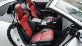 Jaguar F-Type AWD R Roadster (2016) - widok ogólny wnętrza z przodu