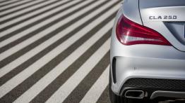 Mercedes CLA 250 Edition 1 (C117) 2012 - lewy tylny reflektor - wyłączony
