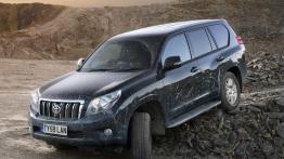 Toyota Land Cruiser 2010 - widok z przodu