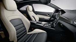 Mercedes C63 AMG Coupe 2012 - widok ogólny wnętrza z przodu
