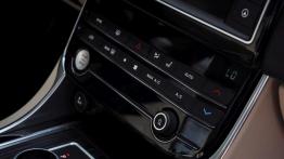 Jaguar XE 2.0d Prestige - Rademenes