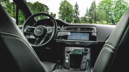 Jaguar I-Pace EV400 400 KM - galeria redakcyjna - widok ogólny wnętrza z przodu