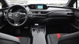 Lexus UX - galeria redakcyjna - logo