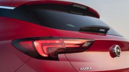 Opel Astra K Hatchback 5d (2016) - lewy tylny reflektor - włączony