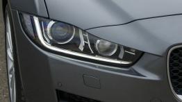 Jaguar XE 2.0d Ammonite Grey (2015) - prawy przedni reflektor - włączony