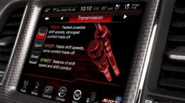 Dodge Challenger SRT Hellcat (2015) - ekran systemu multimedialnego
