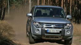 Mitsubishi Montero - widok z przodu