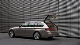 BMW Seria 5 F11 - tył - bagażnik otwarty
