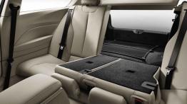 BMW serii 1 F20 - wersja 3-drzwiowa - tylna kanapa złożona, widok z boku