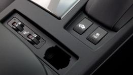 Lexus RX 450h F Sport - tunel środkowy między fotelami