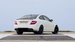 Mercedes C63 AMG Coupe 2012 - widok z tyłu