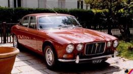Jaguar XJ - widok z przodu
