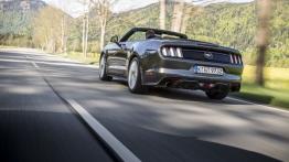 Ford Mustang VI Cabrio EcoBoost (2015) - wersja europejska - widok z tyłu