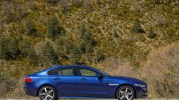 Jaguar XE 2.5t R-Sport Bluefire (2015) - prawy bok