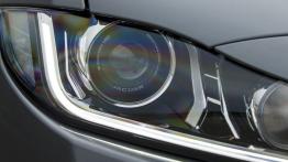Jaguar XE 2.0d Ammonite Grey (2015) - prawy przedni reflektor - włączony