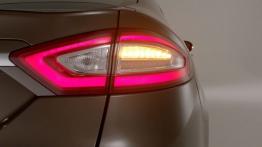 Ford Vignale Mondeo Sedan (2015) - prawy tylny reflektor - włączony
