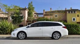 Toyota Auris II Hybrid Touring Sports (2013) - lewy bok