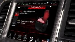 Dodge Challenger SRT Hellcat (2015) - ekran systemu multimedialnego