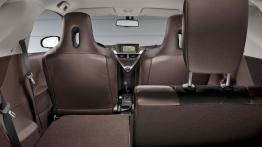 Toyota iQ - tylna kanapa złożona, widok z bagażnika