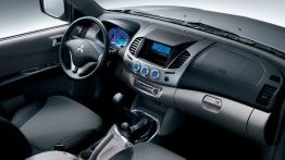 Mitsubishi L200 IV - pełny panel przedni