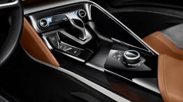 BMW i8 Spyder Concept - tunel środkowy między fotelami