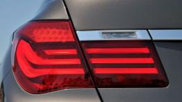 BMW serii 7 F02 Facelifting - lewy tylny reflektor - włączony