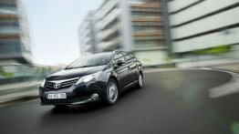 Toyota Avensis III kombi Facelifting - widok z przodu