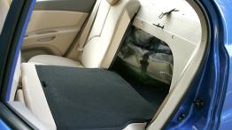 Kia Rio 2005 - tylna kanapa złożona, widok z boku