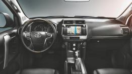Toyota Land Cruiser (2017) - widok ogólny wnętrza z przodu