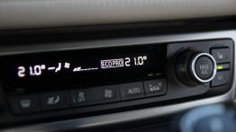 BMW i8 362KM - galeria redakcyjna (2) - panel sterowania wentylacją i nawiewem