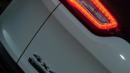 Jeep Cherokee V 2.0 MJD 170KM - galeria redakcyjna - lewy tylny reflektor - włączony