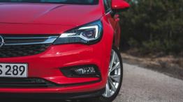 Opel Astra K 1.4 Turbo 150 KM - galeria redakcyjna - lewy przedni reflektor - włączony