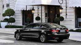 Lexus LS 460L (2013) - widok z tyłu