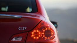 Infiniti G37 Sedan - prawy tylny reflektor - włączony